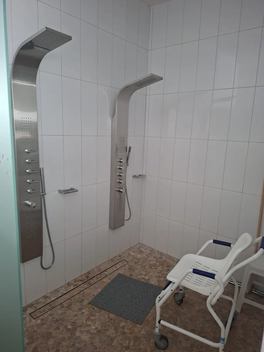 Bezbariérová sprcha bez prahu so sprchovacou stoličkou — vhodná pre vozíčkarov a seniorov