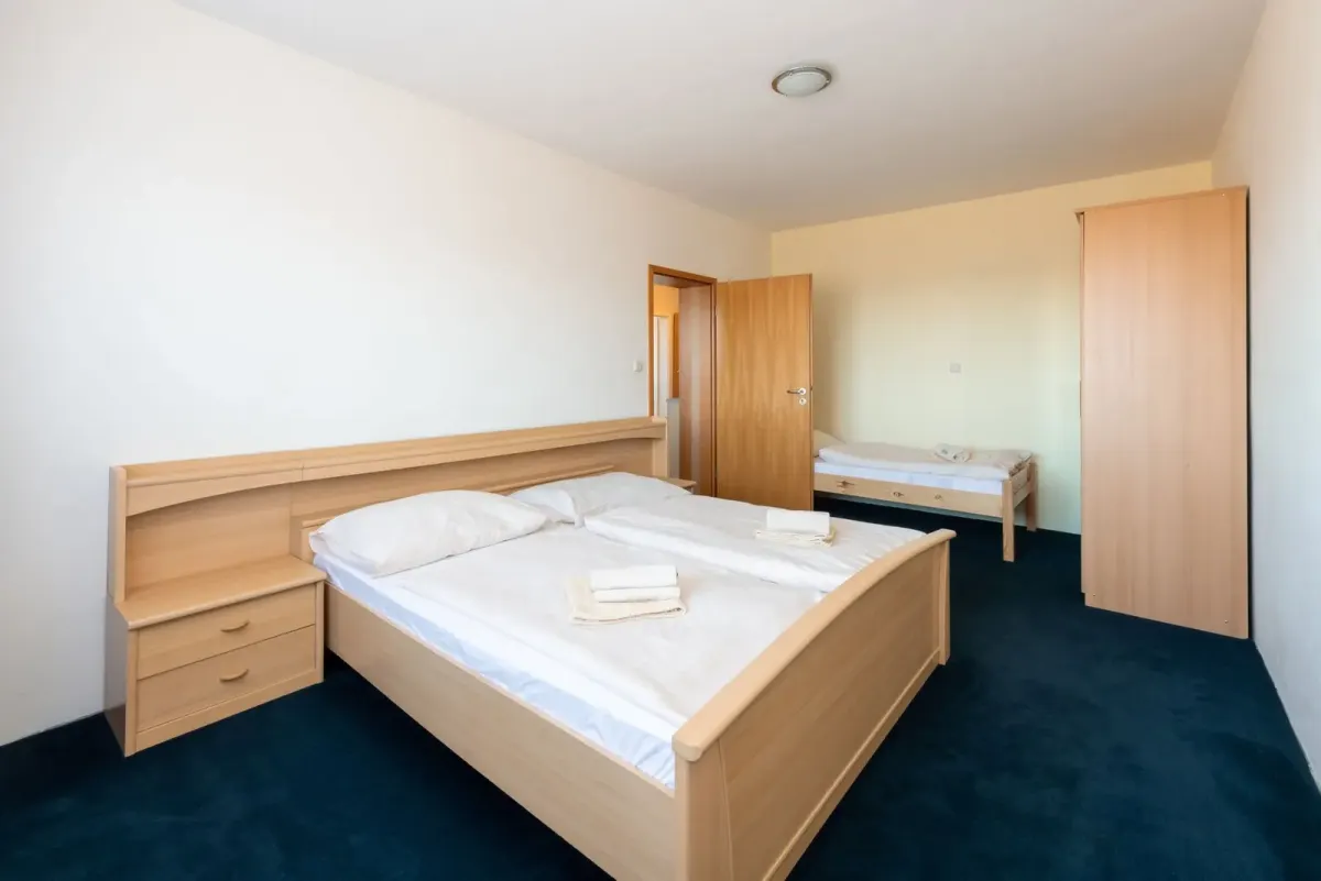 Spálňa apartmánu s manželskou posteľou