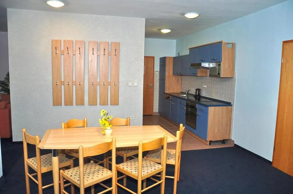 Jedálenský kút apartmánu s kuchynkou
