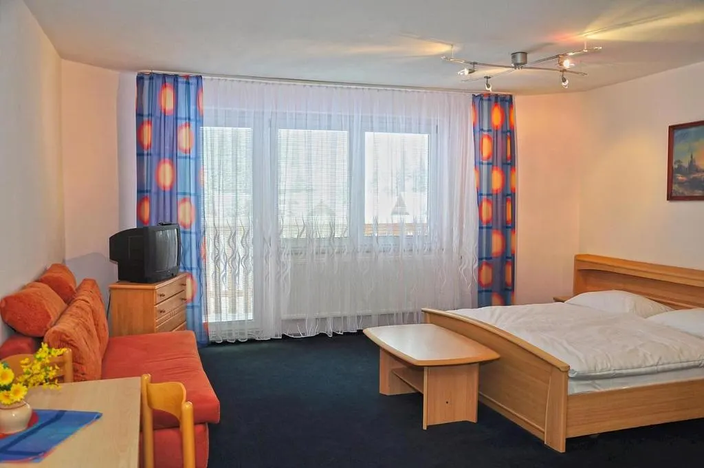 Obývacia časť apartmánu s balkónom