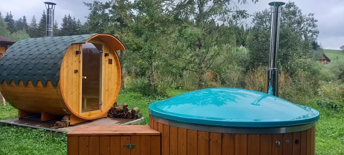 Vonkajšia sudová sauna a kúpacia kaďa v záhrade penziónu